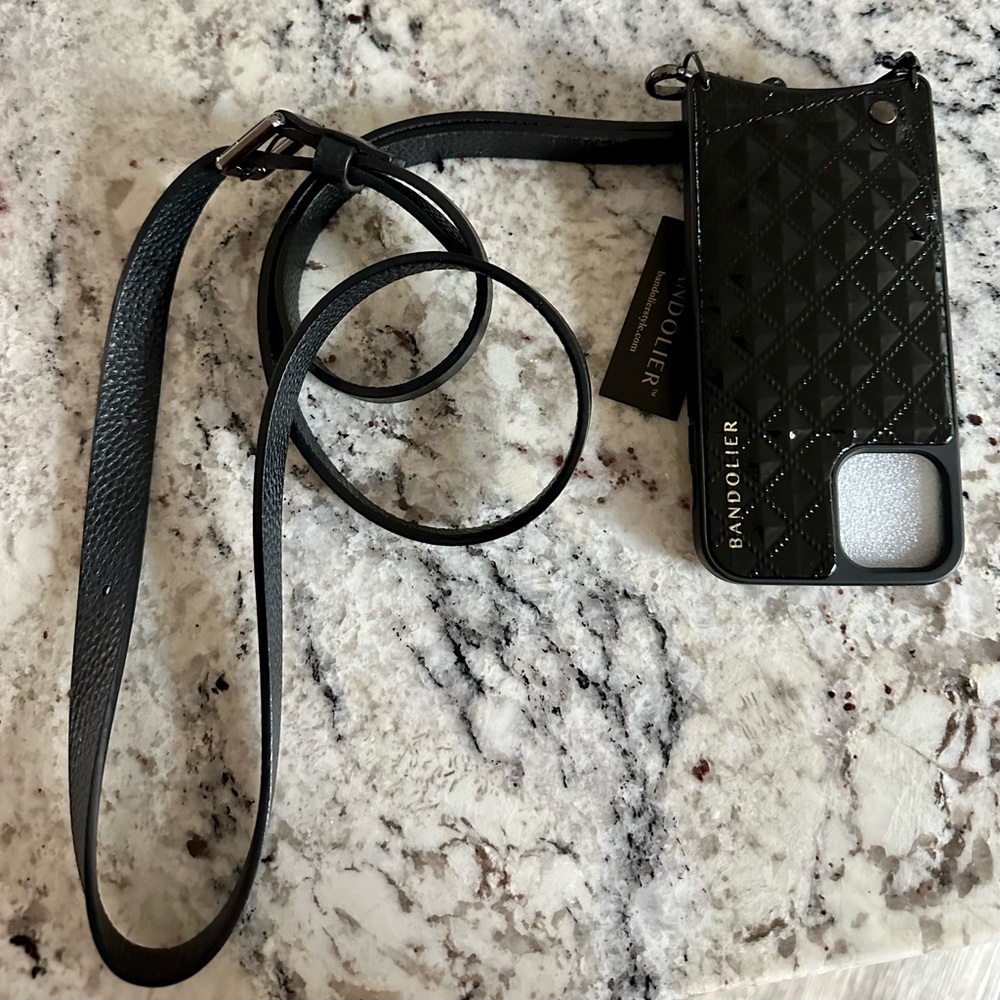 EMMA
iPhone 11pro Pebble Leather Crossbody Bandolier